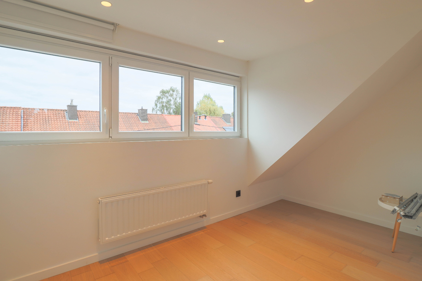 Volledig gerenoveerde en instapklare woning met 3 slaapkamers en tuin te Kortrijk! Doorniksewijk ! 
