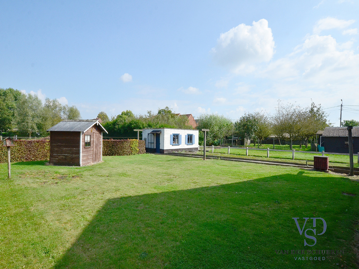 Op te frissen bungalow in doodlopende straat. 