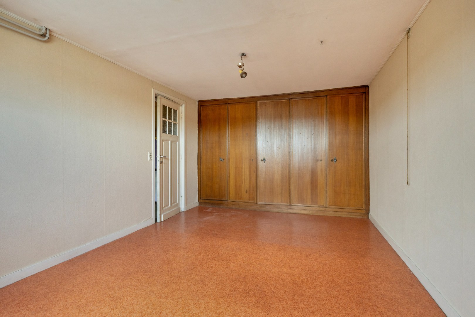 Ruime te renoveren woning met 3 slaapkamers in Lubbeek met doorgang langs het perceel van de buren. EPC: 736 KWH/m² 