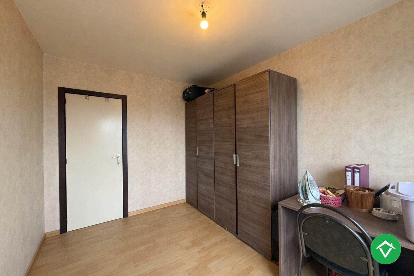 Appartement met twee slaapkamers, terras en autostaanplaats te Roeselare 