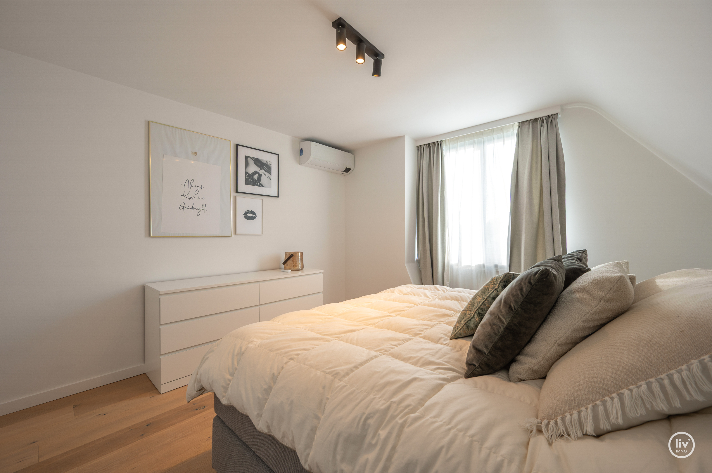 Magnifique villa rénovée avec toit de chaume, bien située près de Duinenwater à Knokke. 