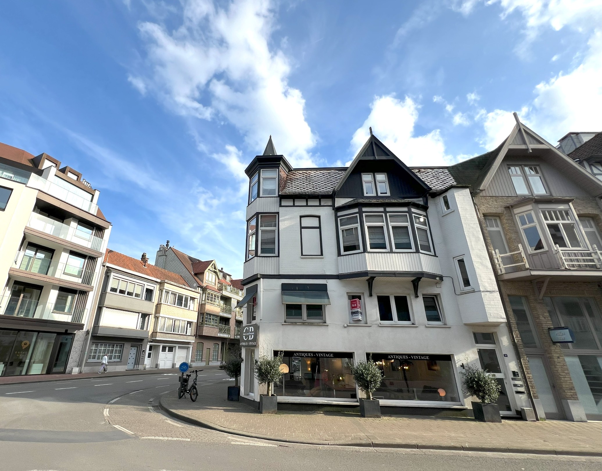Multifunctioneel hoekpand met commerciele gelijkvloers en 2 wooneenheden te Knokke 