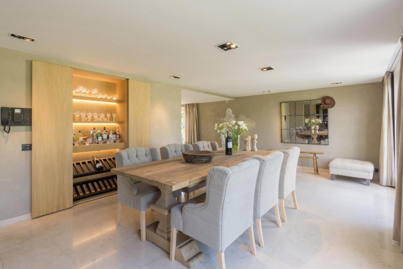 Exclusief landhuis met bijbouw op uniek natuurdomein 