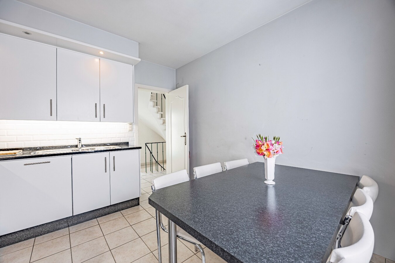 Instapklare, lichtrijke bel-etage woning met ruime garage en terras op centrale ligging 