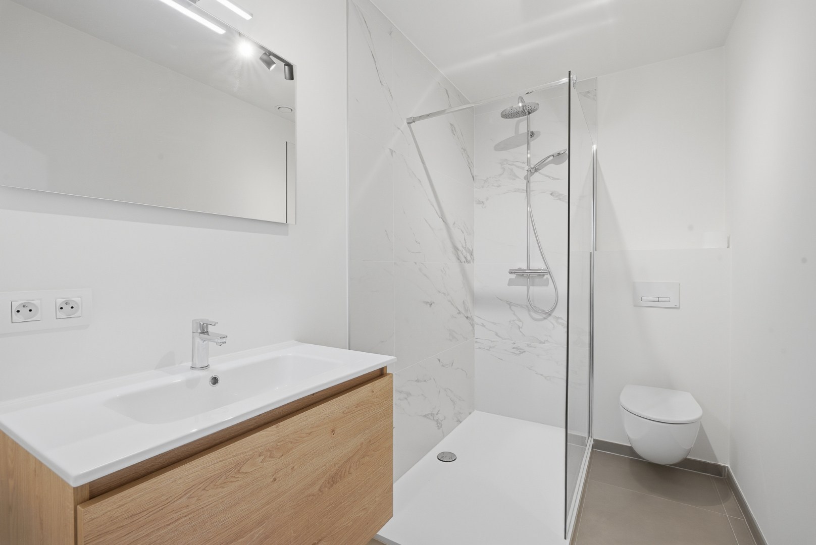 Nieuwbouwappartement met 1 slaapkamer en bovengrondse staanplaats te huur in Oudenburg! 