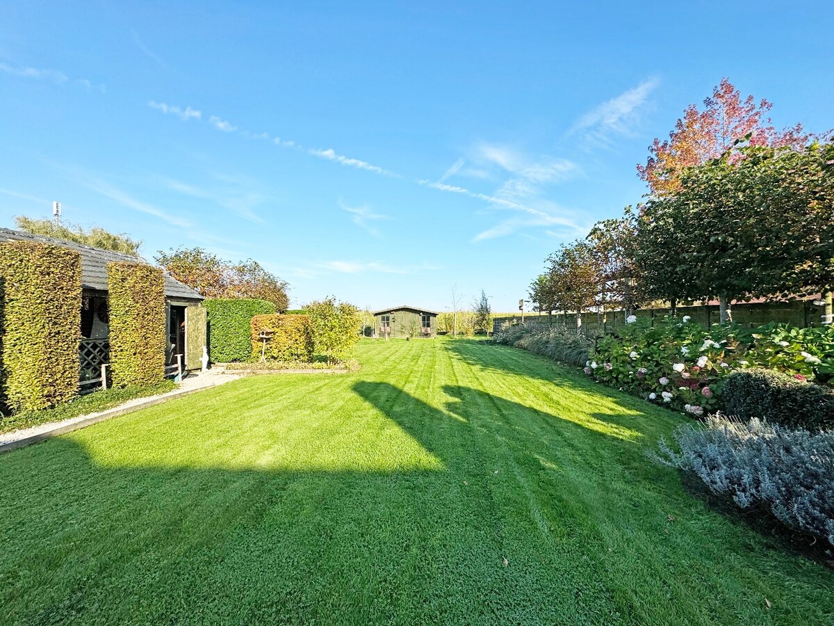 Ruime gezinswoning met knappe tuin te Erwetegem 