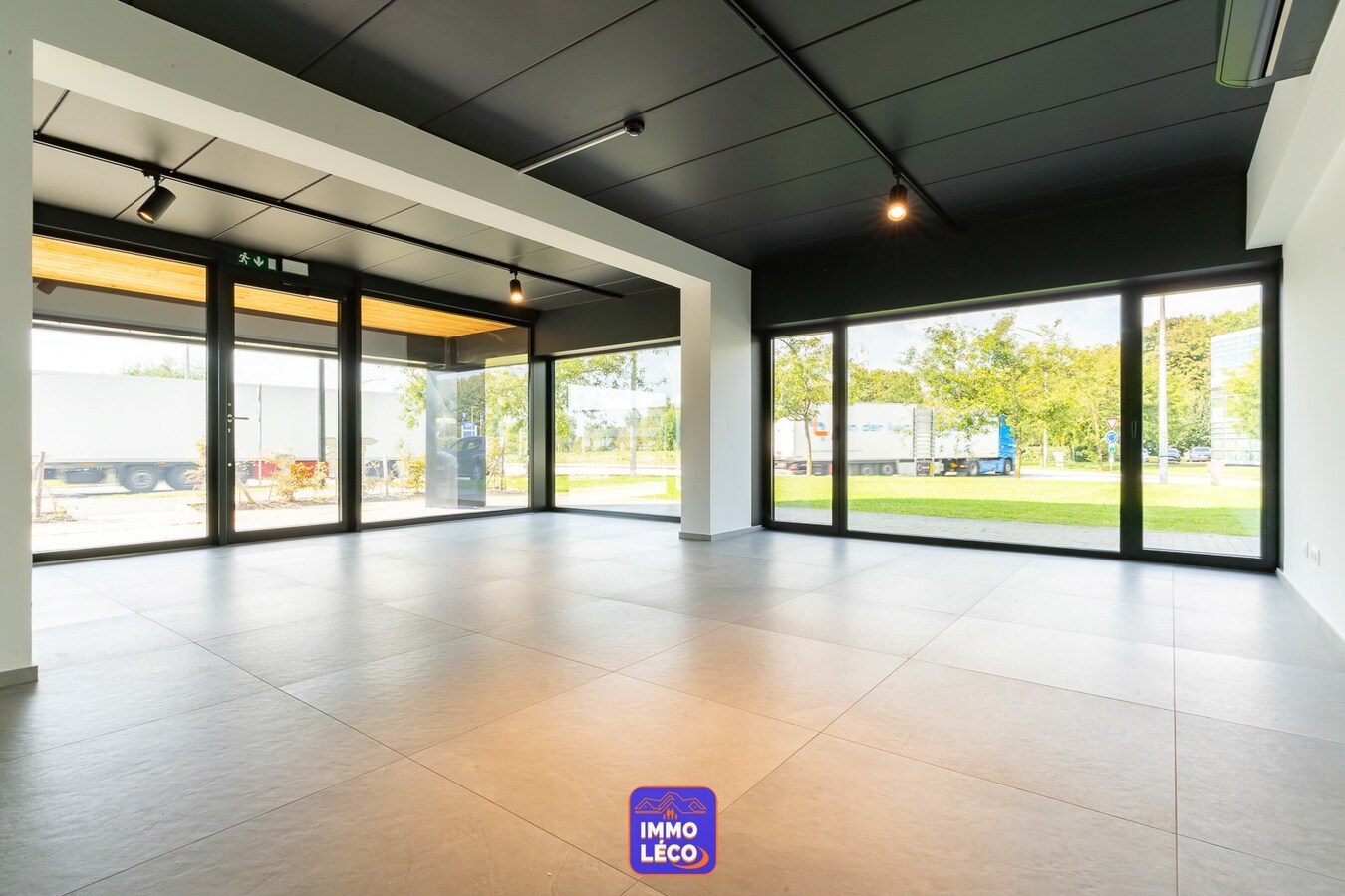 Show-Room rénové de 470m² offrant une situation exceptionnelle, parking et jardin. 