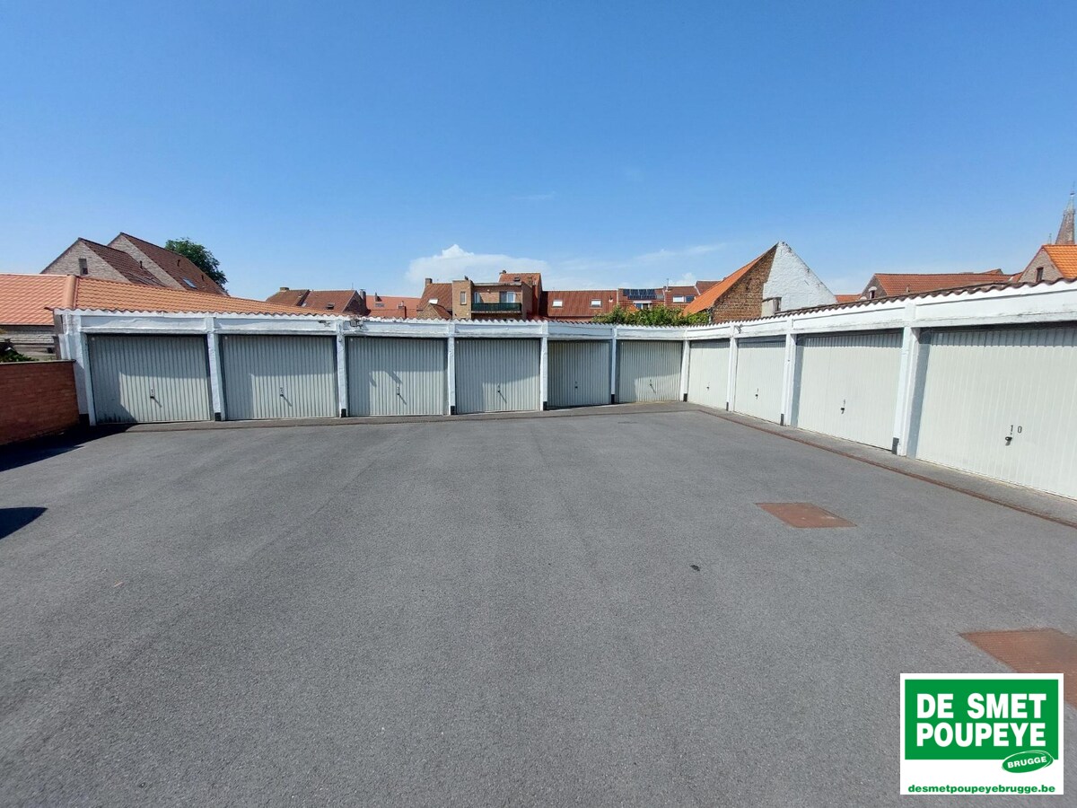 Autostandplaats op binnenkoer 