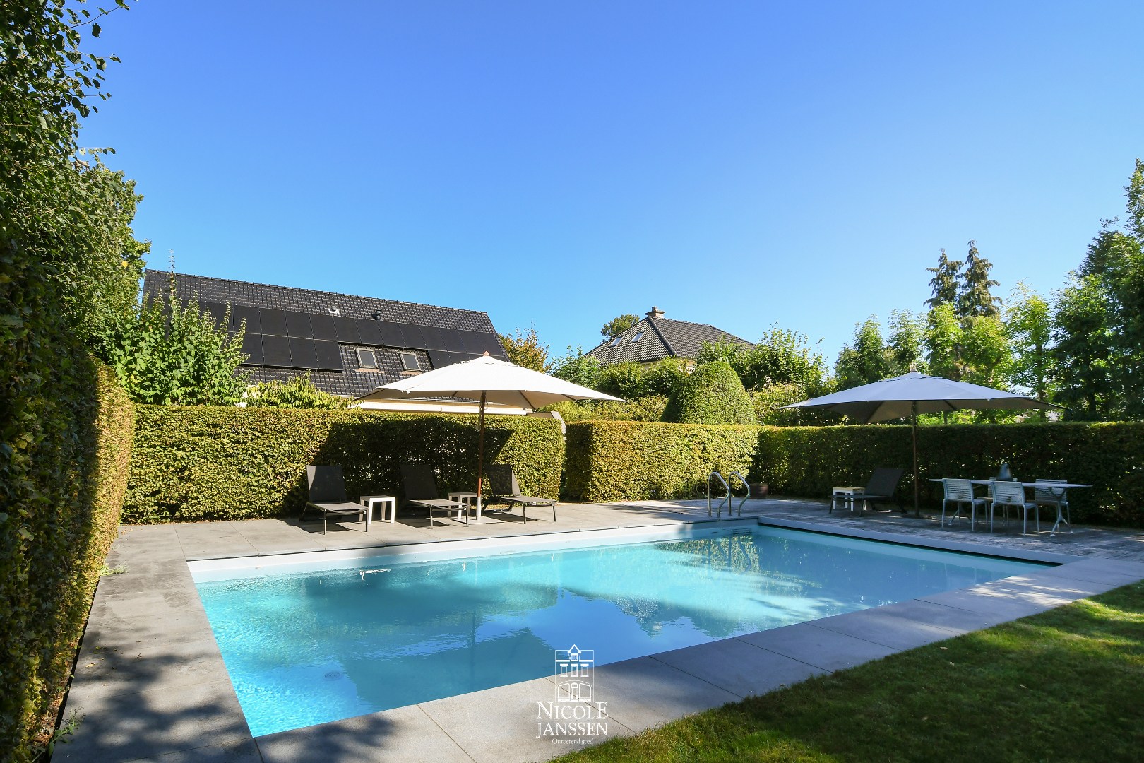 Verwarmd zwembad met solardek en liner