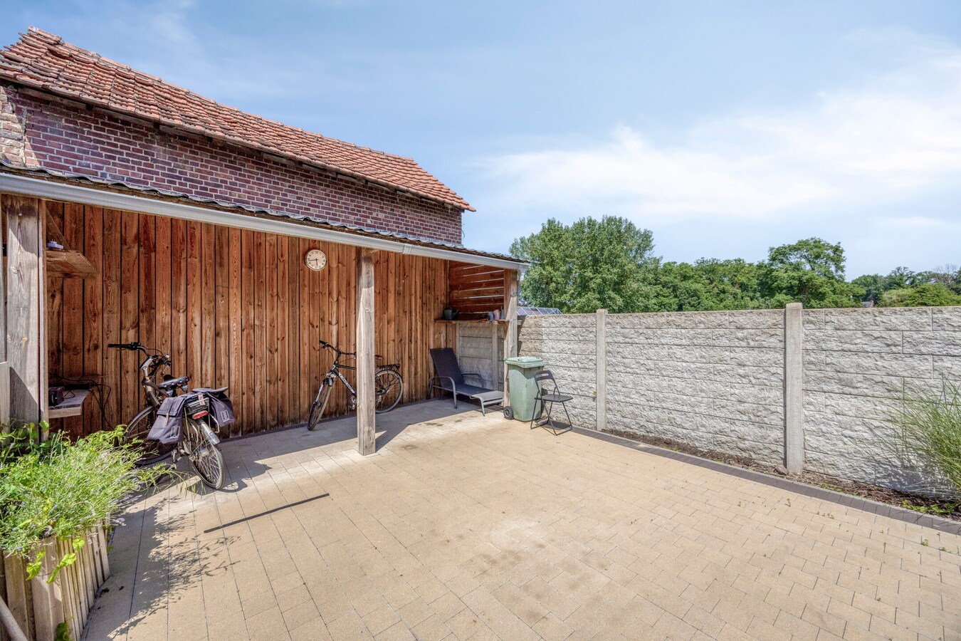 Charmant Leut : eigendom opgedeeld in 2 appartementen. Veranda,  2 garages. 
