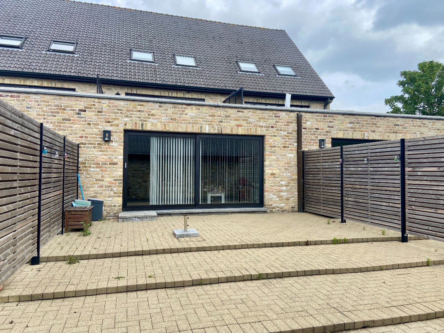 Gelijkvloers appartement met 2 slaapkamers, garage en groot terras op centrale ligging! 