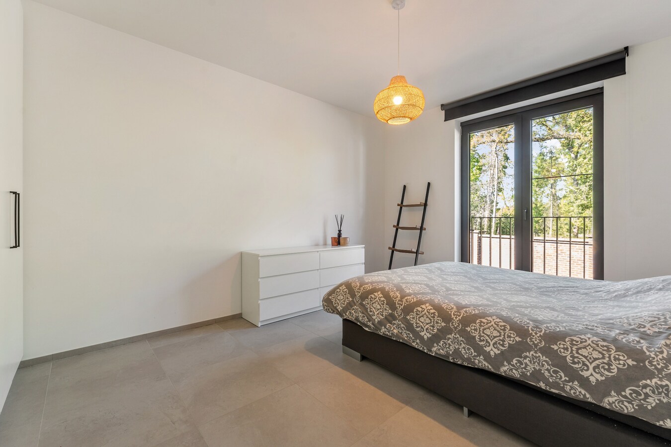 Recent, lichtrijk appartement met 2 slaapkamers 