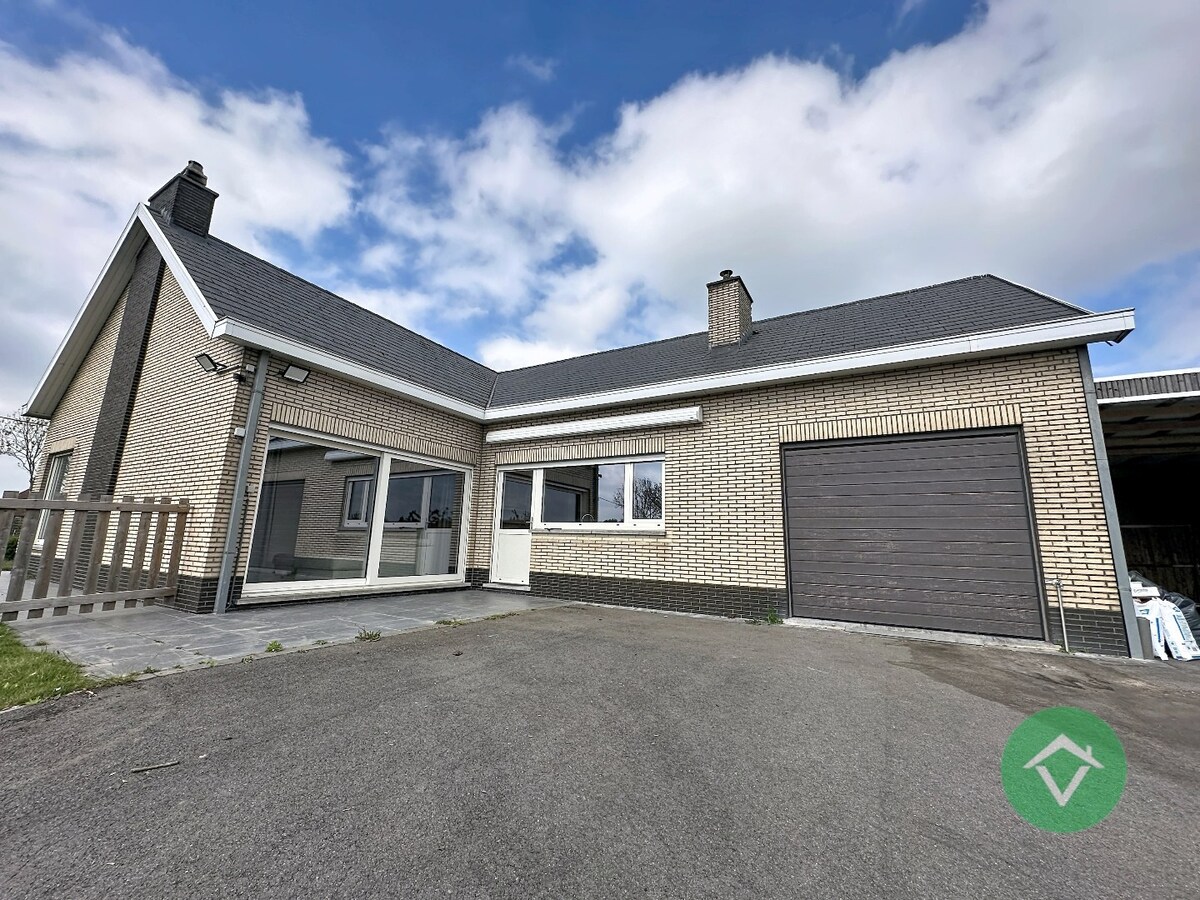 Statige bungalow op 1.811m² met landelijk zicht, drie slaapkamers en twee garages te Ichtegem 