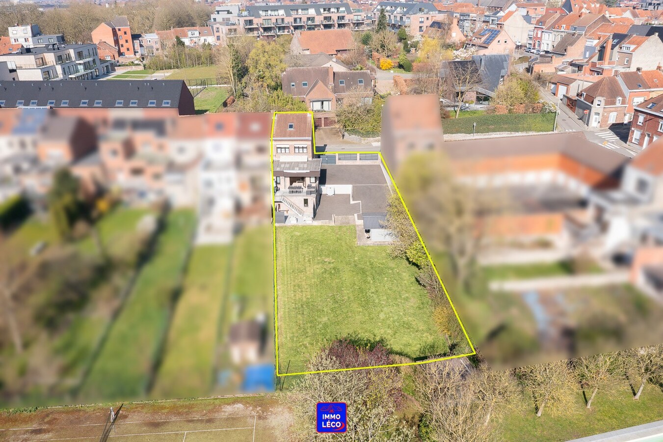 3 façades érigée sur 875m² avec terrain à bâtir, parking privé, double garage. 