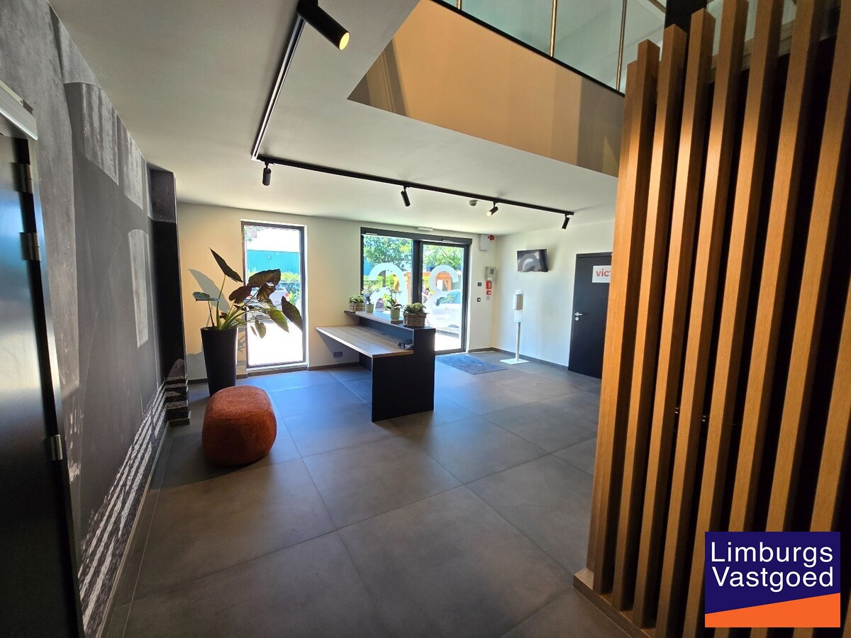 Terbeschikkingstelling van infrastructuur in vernieuwde kantoren met parking, v.a. 21 m², Genk-Noord 