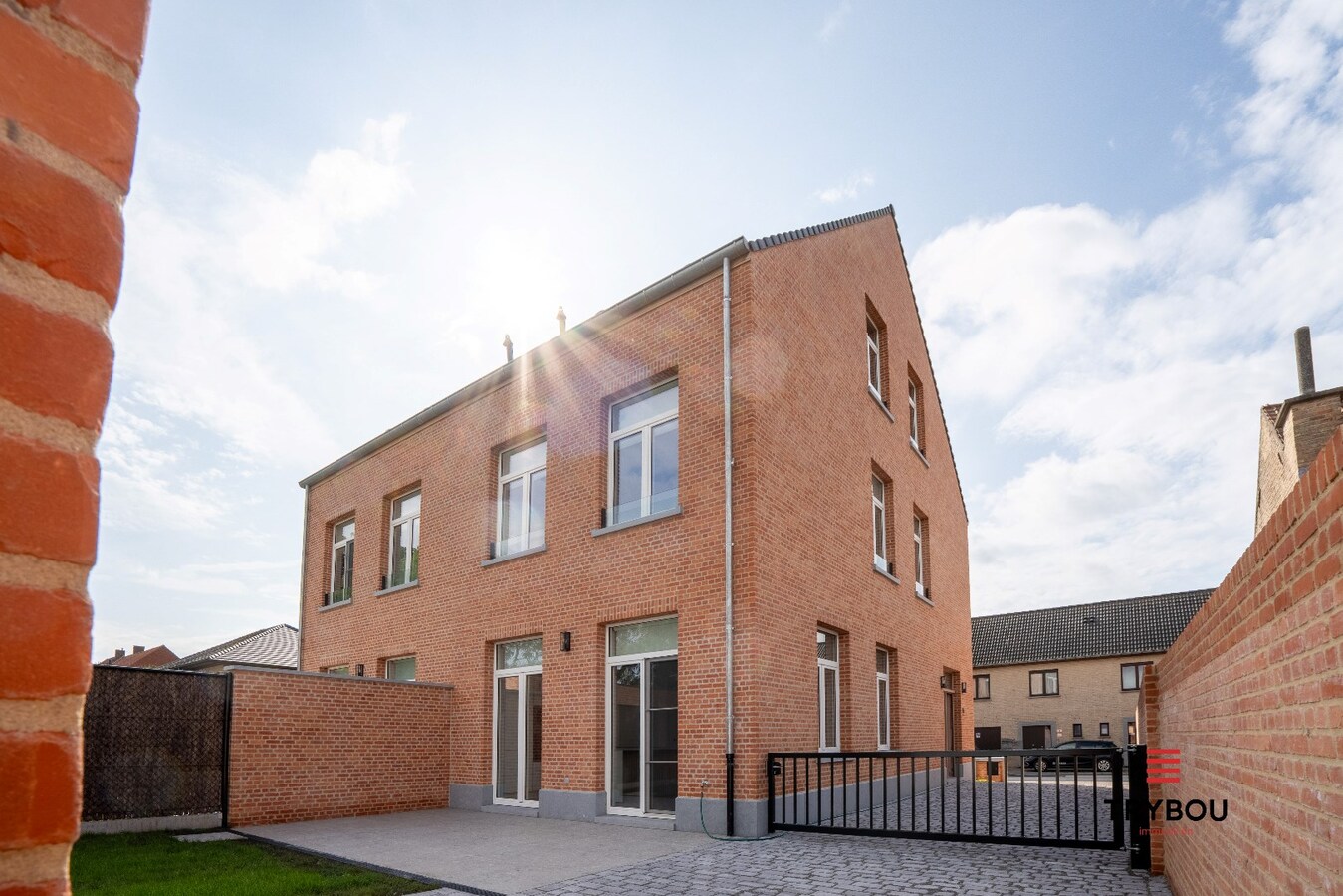 2 hoogwaardig afgewerkte nieuwbouwwoningen met garage 
