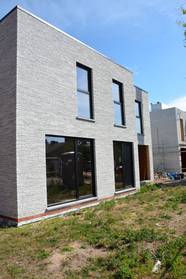 Nieuwbouwwoning op 416 m² – volledig naar eigen smaak af te werken 