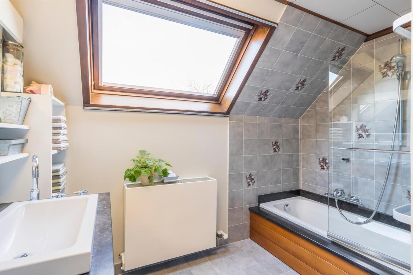Verrassend ruime, alleenstaande woning met fraai aangelegde, zuidgerichte tuin 