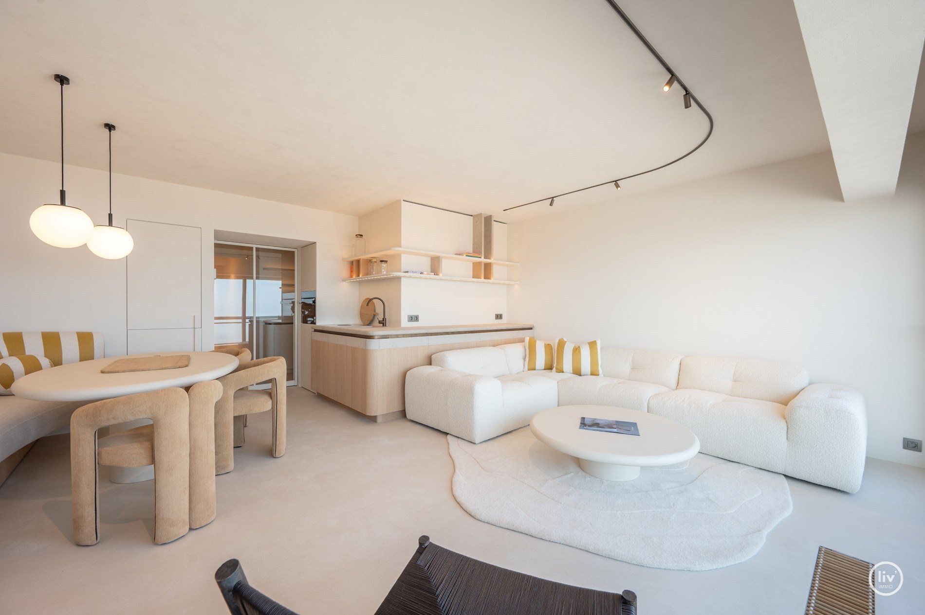 Appartement exceptionnellement rénové avec une largeur de façade impressionnante sur la digue - Knokke 