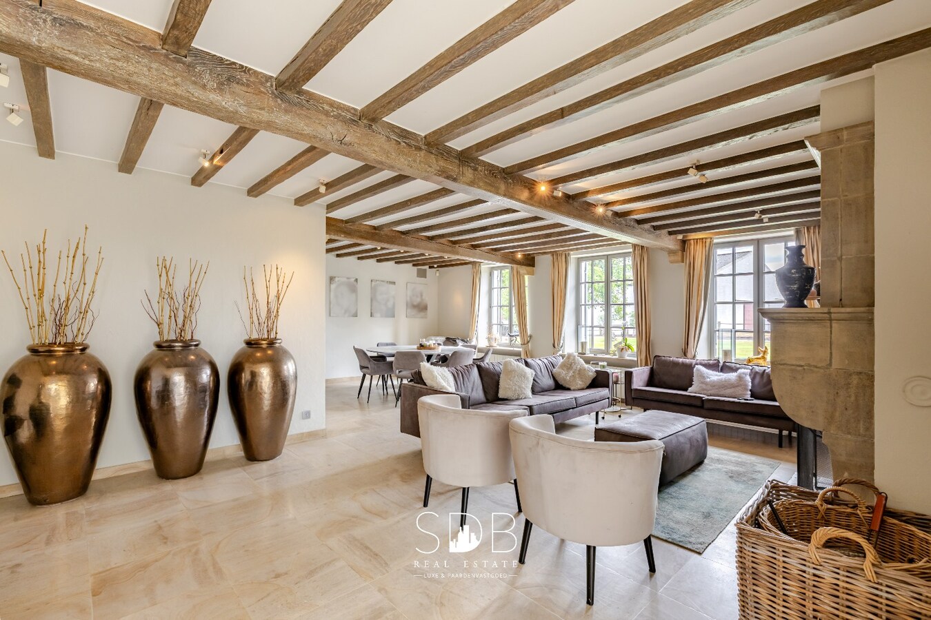 Landelijke villa met bijgebouwen en graslanden op 23.740m² 
