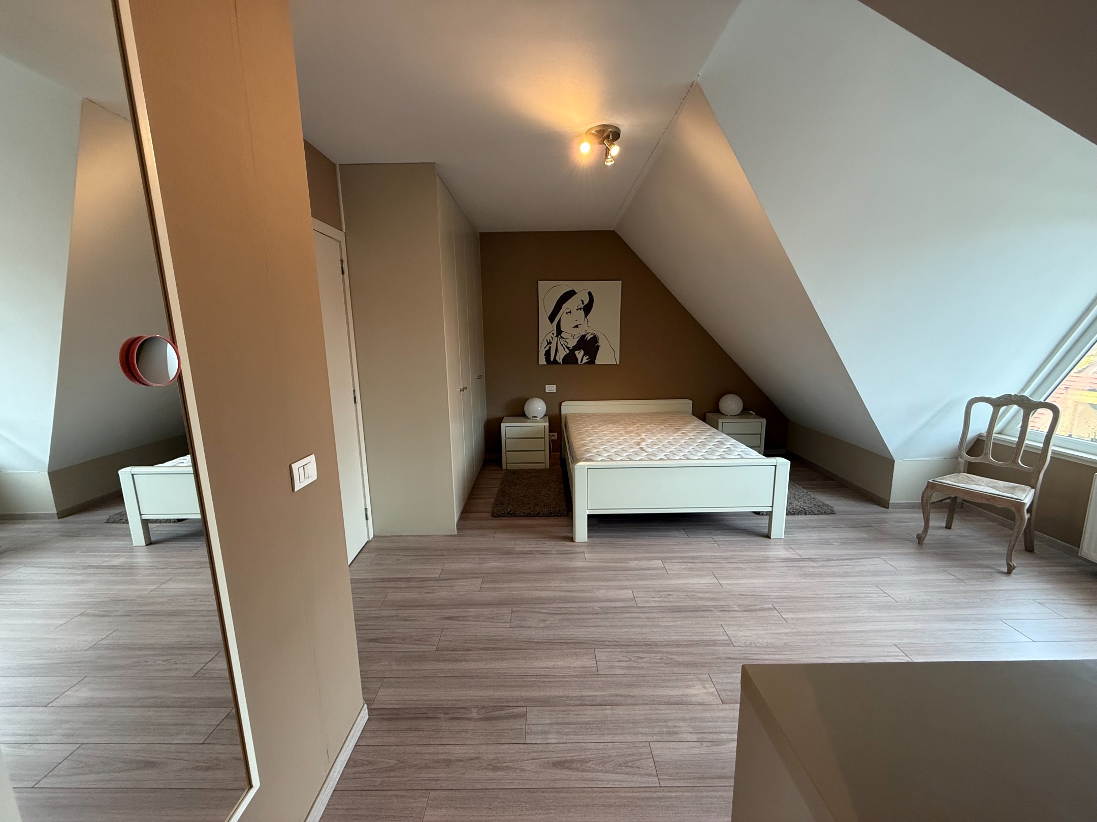 Meublé - Appartement en duplex avec trois chambres et de grandes terrasses situé au centre de Knokke. 