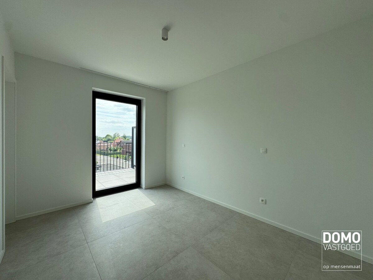 PENTHOUSE MET 2 SLAAPKAMERS, RUIM TERRAS EN AUTOSTANDPLAATS TE KERMT 