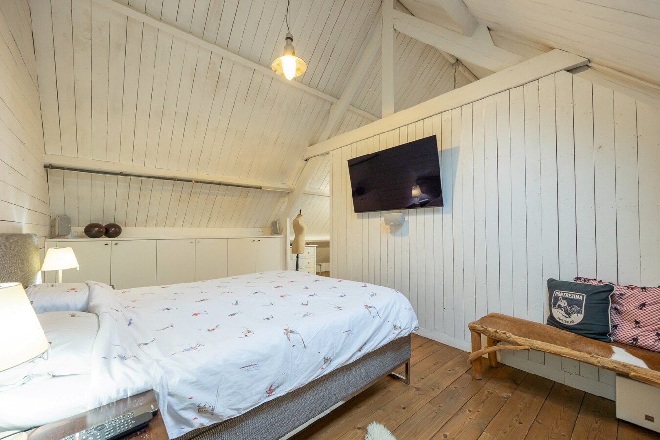 Charmante en ruime woning met zwembad en bijgebouw op toplocatie 