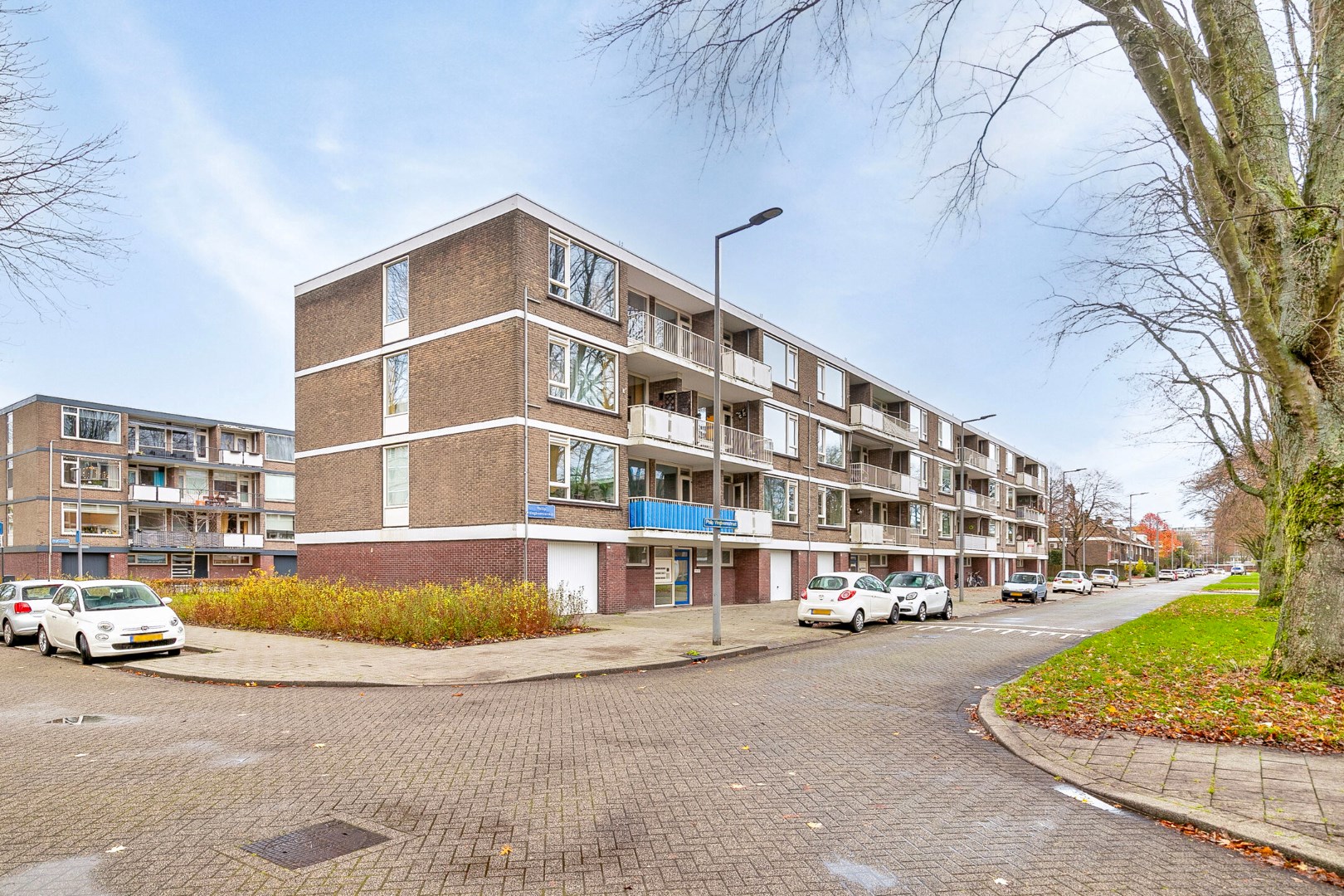 Instapklaar 3 kamer appartement op de 1e verdieping met keurige keuken en badkamer, balkon op het zuidoosten, berging in de onderbouw en gelegen op eigen grond. 