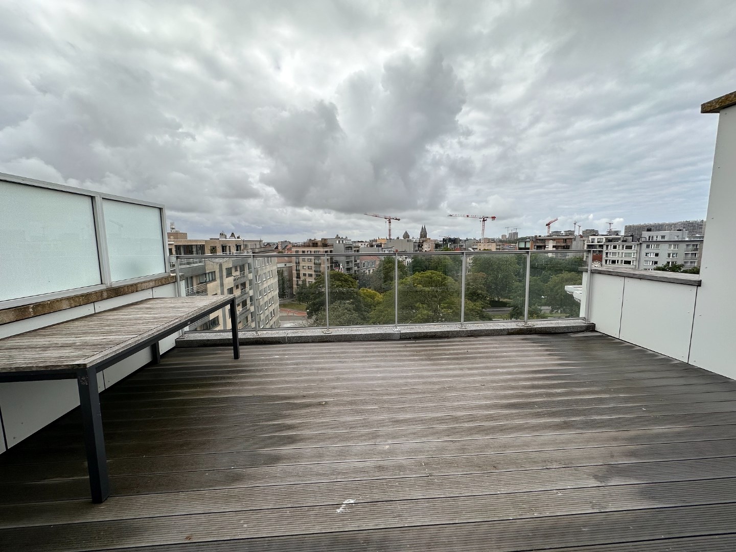 RUIME DUPLEX PENTHOUSE MET TERRASSEN OP TOPLIGGING 