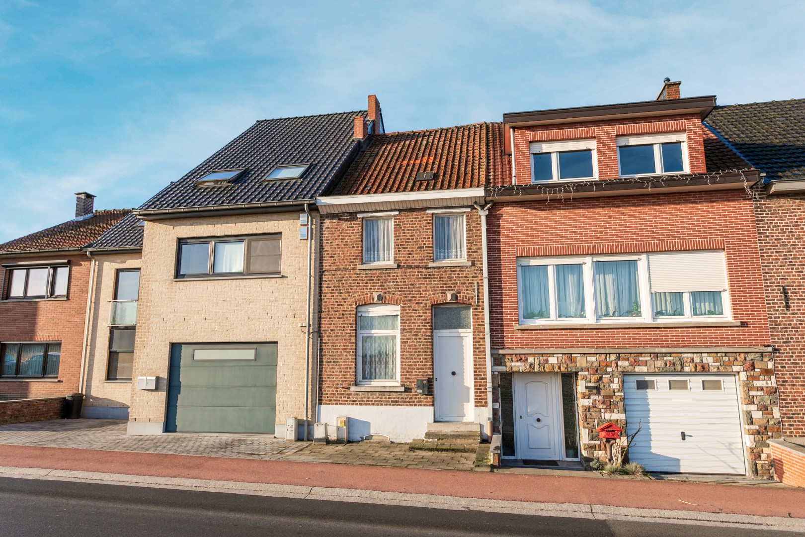 Te renoveren rijwoning met tuin te Vlezenbeek 