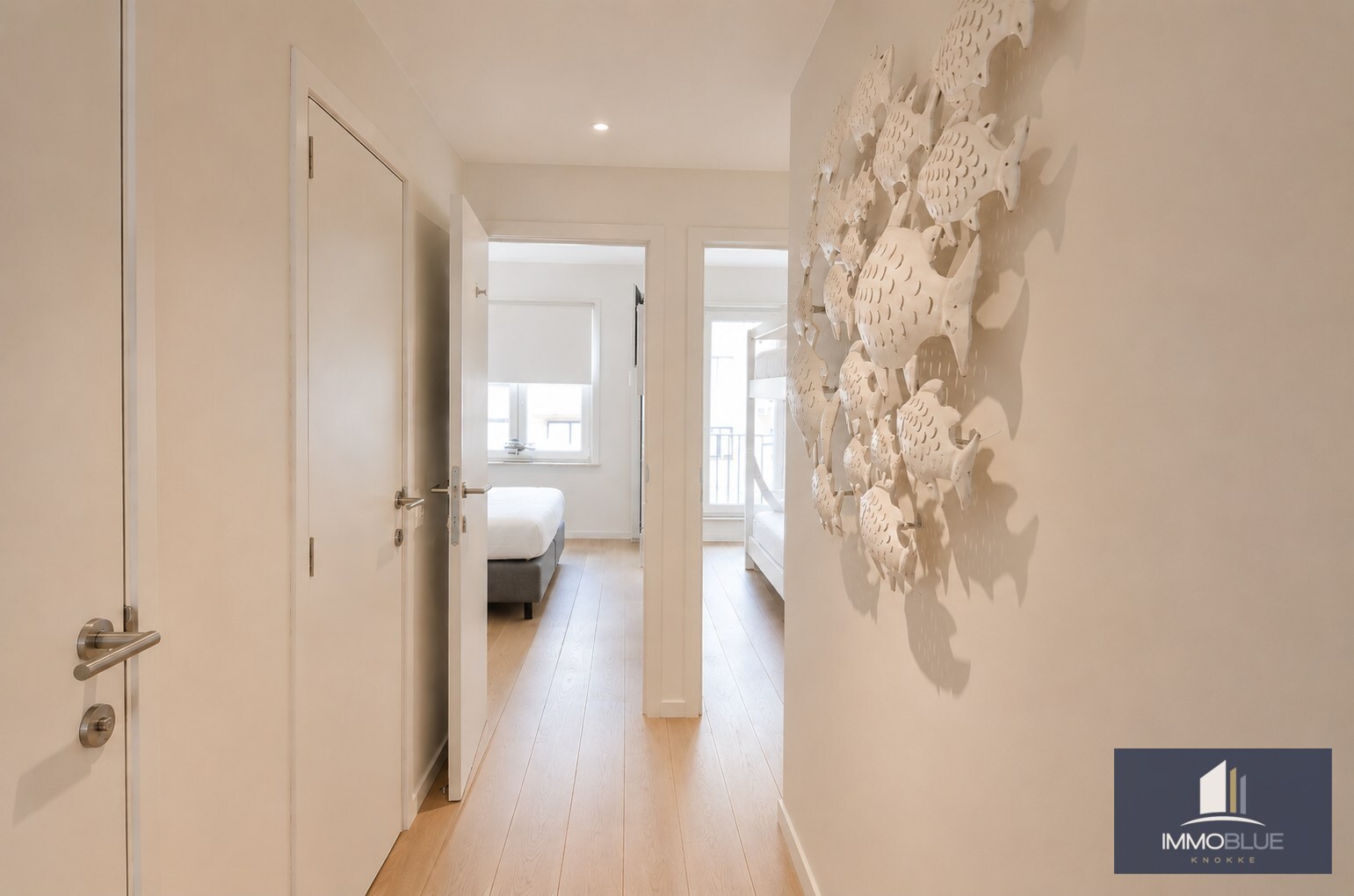 Appartement prêt à emménager avec deux chambres à coucher de belle superficie, idéalement situé au centre. 