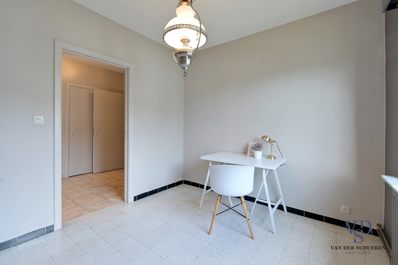 Gelijkvloerse woonst, in een residentiële wijk. 