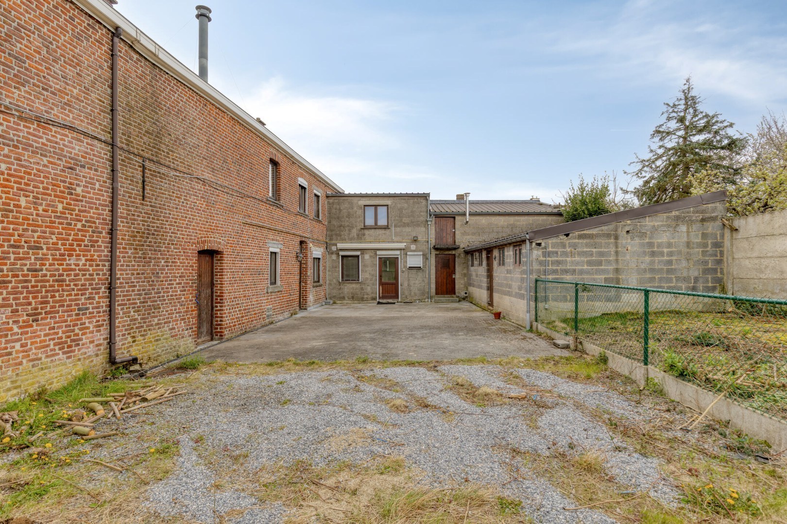 Mogelijkheid om te splitsen in 2 woningen - Half open bebouwing (hoeve) met 5 slaapkamers, tuin, terras en zeer ruime garage in Oorbeek (Tienen)! – EPC 730 kWh/m² - bewoonbare opp. 195 m² 