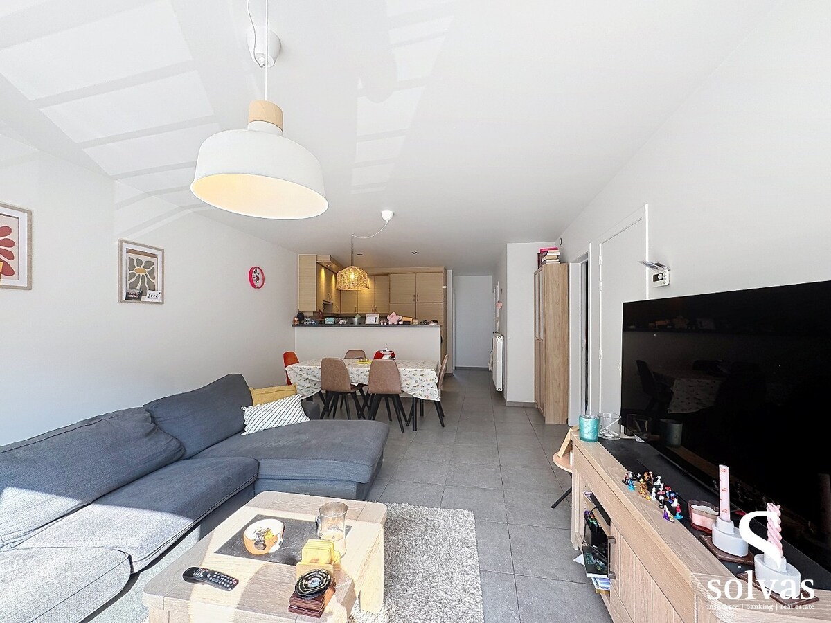 Lichtrijk appartement met terras en garage 