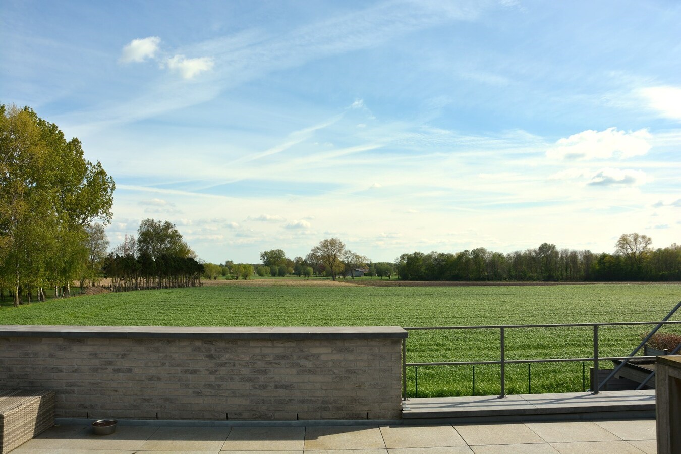 Winkelruimte met woonst op een vlotte bereikbaarheid met prachtig uitzicht te Roksem 