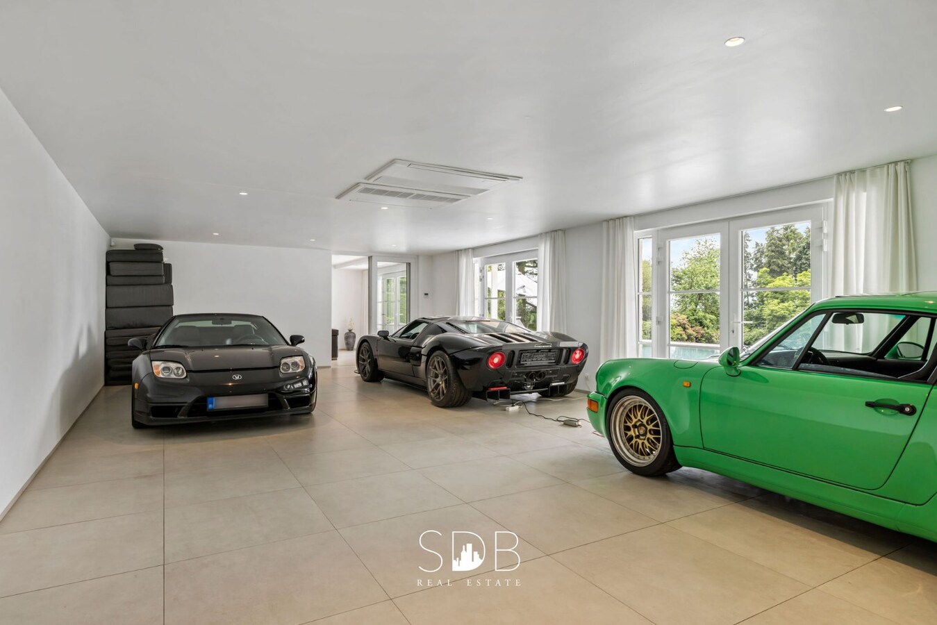 Prachtige villa met zwembad, paardenstallen, paddock en grasland op 1,3HA 