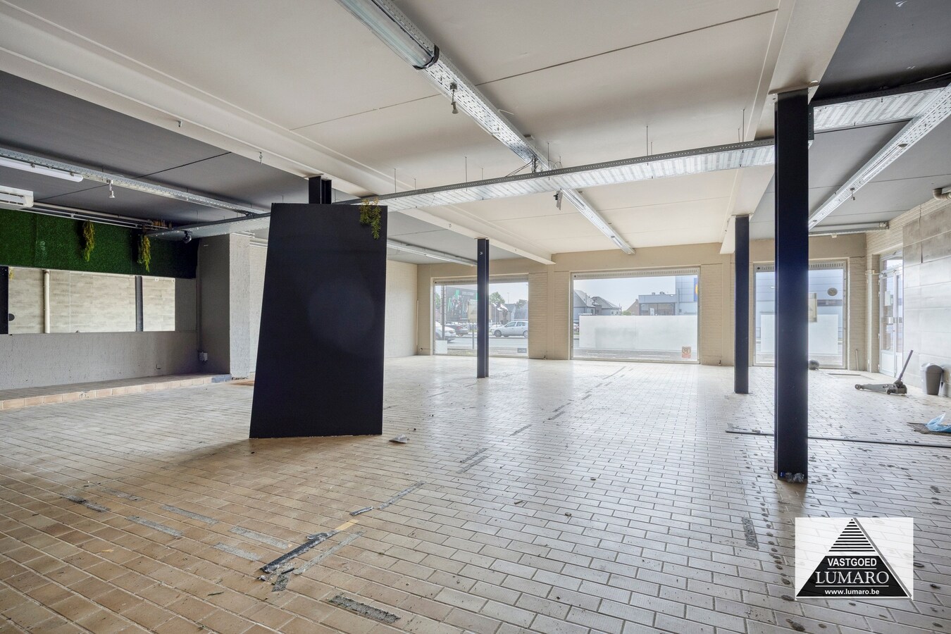 Commercieel gelegen winkel  met  parking 