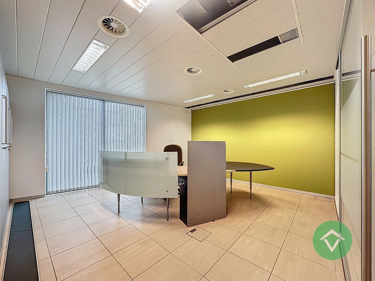 Commerciële toplocatie in Vleteren met burelen, vergaderruimtes en parking 