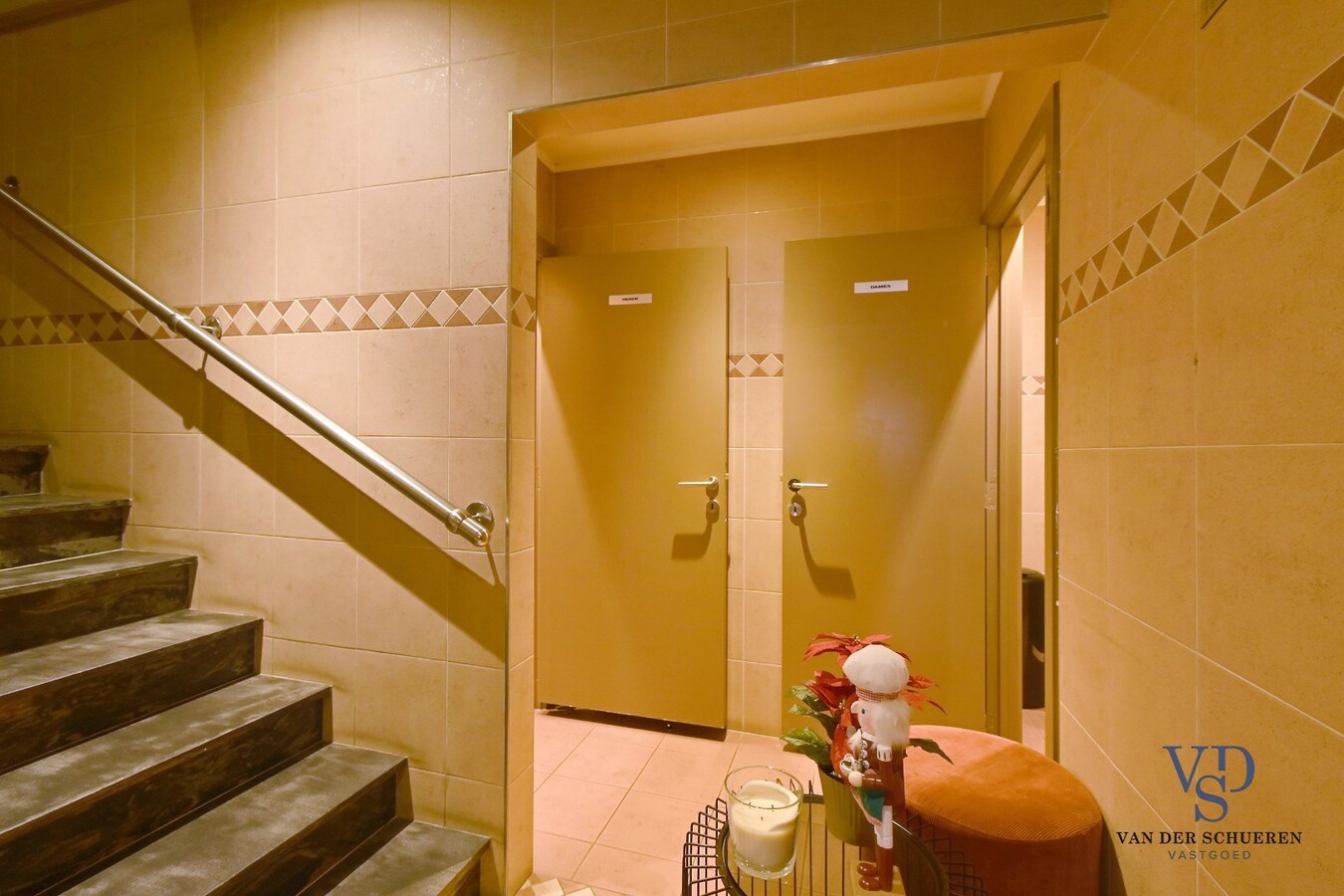 Handelspand (>300 m²) en 2 appartementen. 