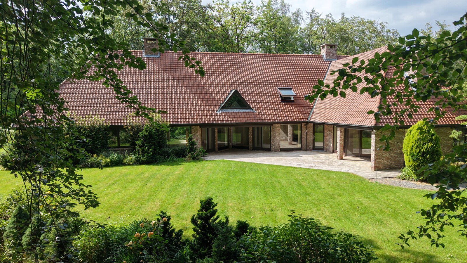 Exclusieve villa met gelijkvloerse master suite, prachtige tuin en uitzonderlijk wooncomfort 