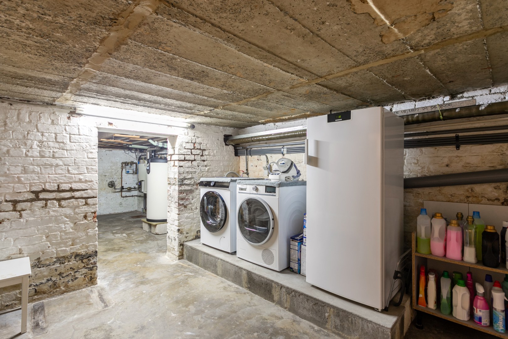 Deels gerenoveerde woning met tuin en garage op gunstige ligging te Halle 