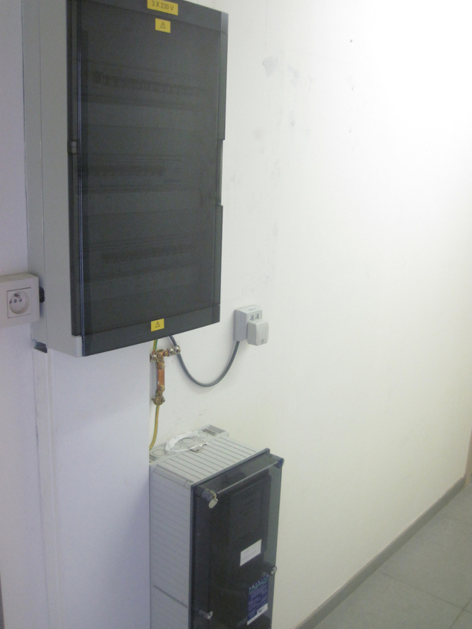 Gelijkvloers pand op top-ligging. Mogelijkheden als winkel of kantoor. 