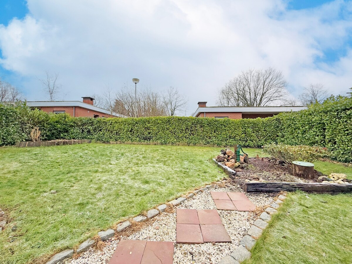 Op te frissen HOB met garage en tuin te Bijloke 