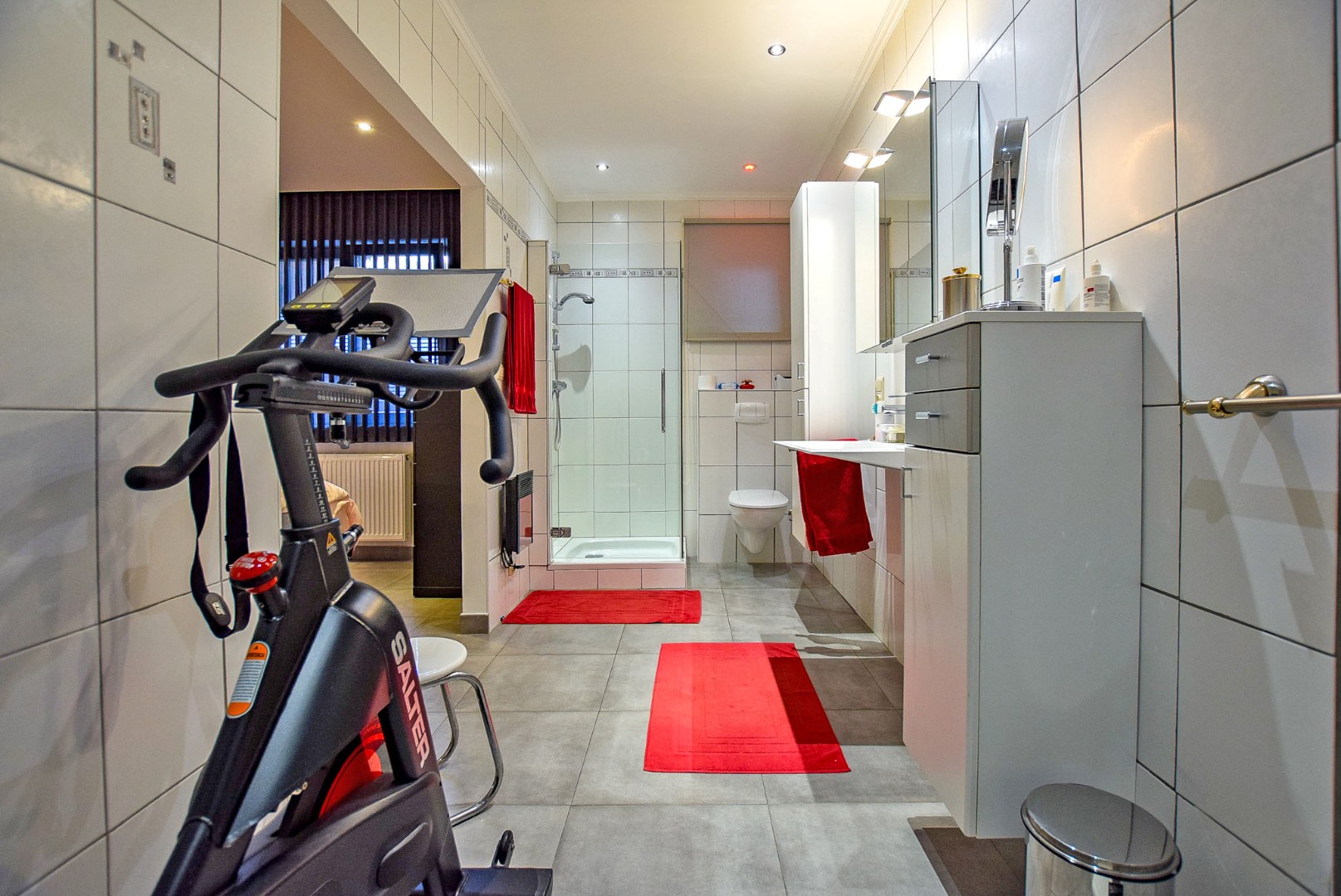 Prachtig onderhouden gelijkvloersappartement van maar liefst 175m² gelegen op 50m van het strand te Sint-Idesbald. 