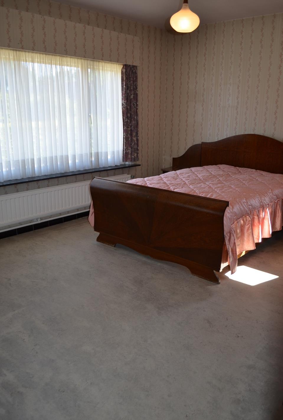 Op te frissen woning op 709m² rustig gelegen te Adegem 