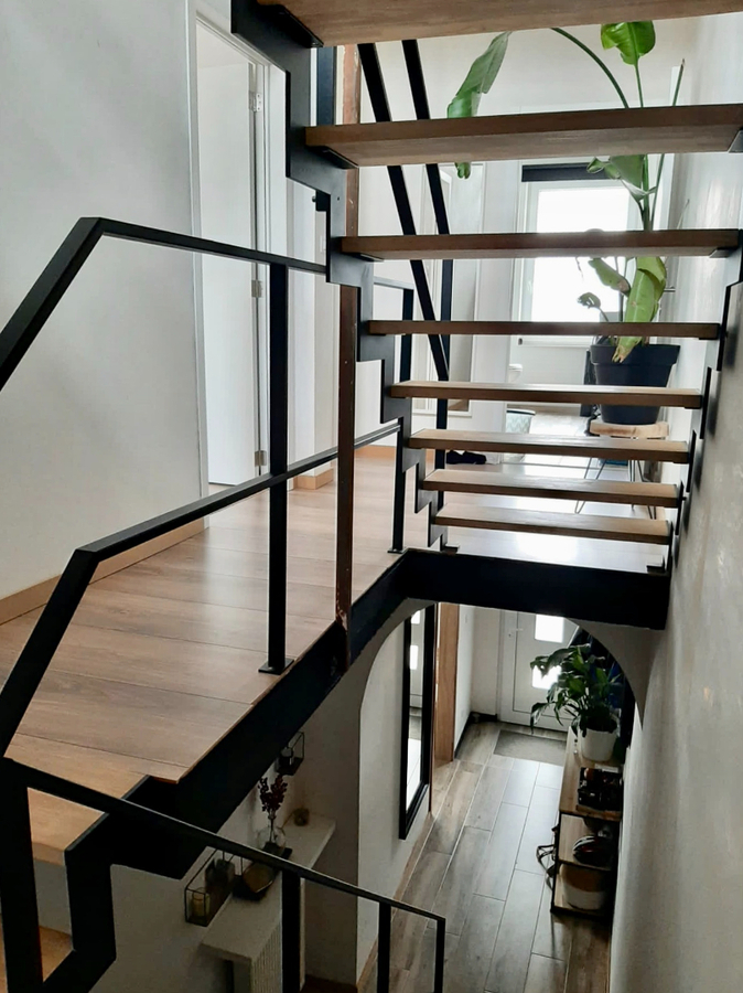 KNAP GERENOVEERDE RUIME WONING MET STADSTUIN 