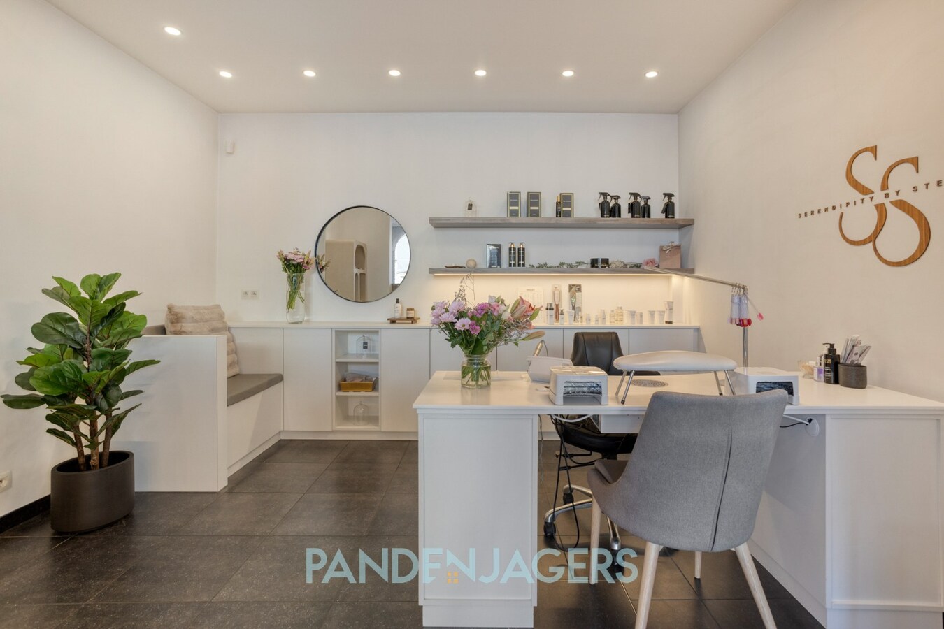 Stijlvol en hoogwaardig afgewerkt handelspand met visibiliteit te Duffel 