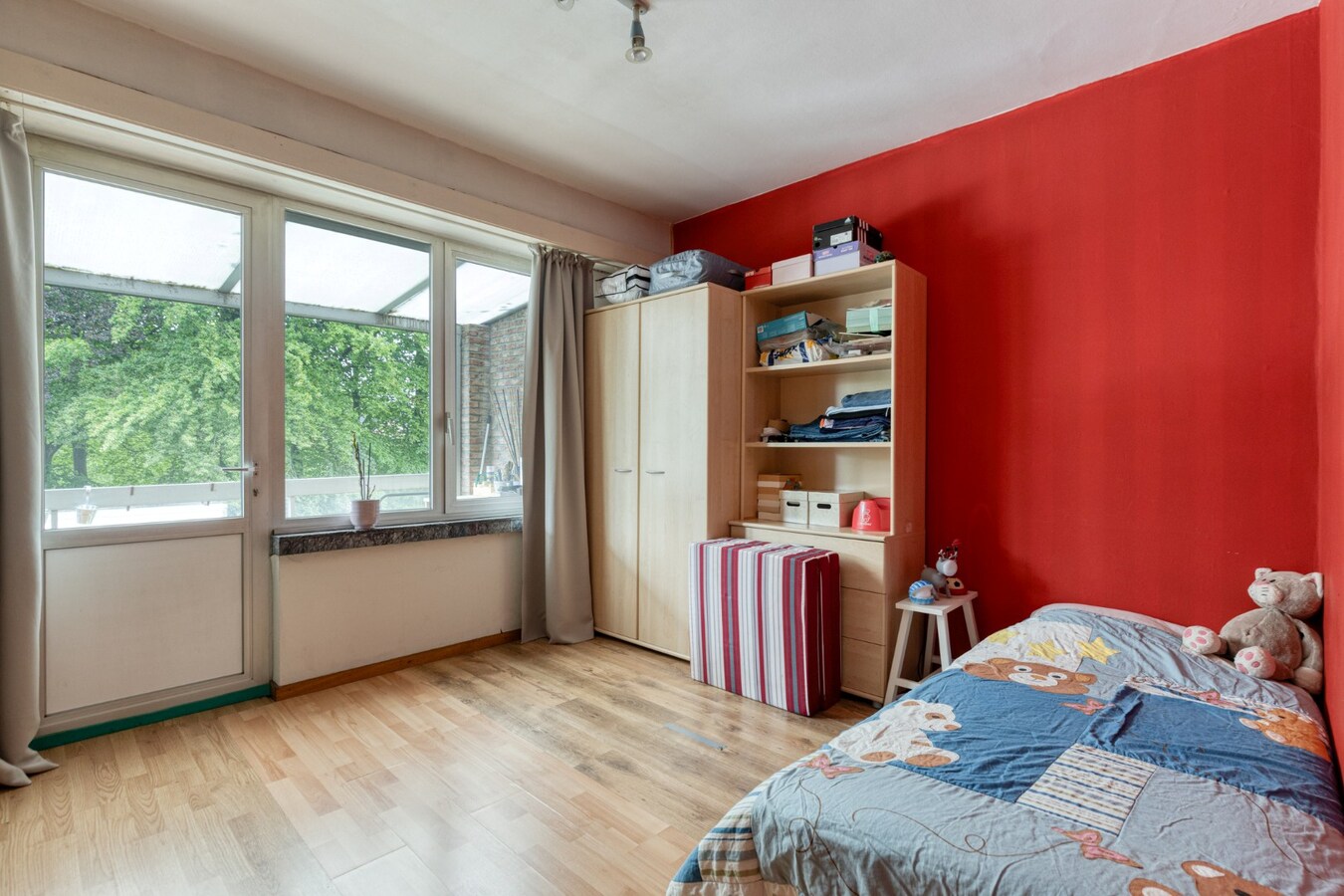 Kleinschalig gebouw met 2 appartementen en bijhorende garageboxen te Brasschaat 
