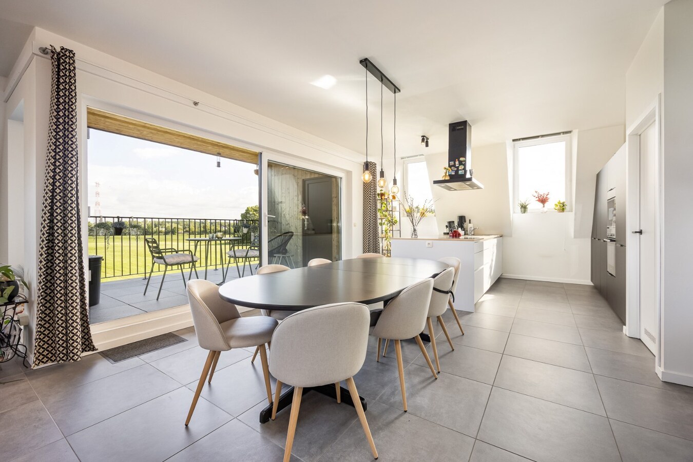 Prachtig, energiezuinig dak appartement met 3 slaapkamers, terras en carport 
