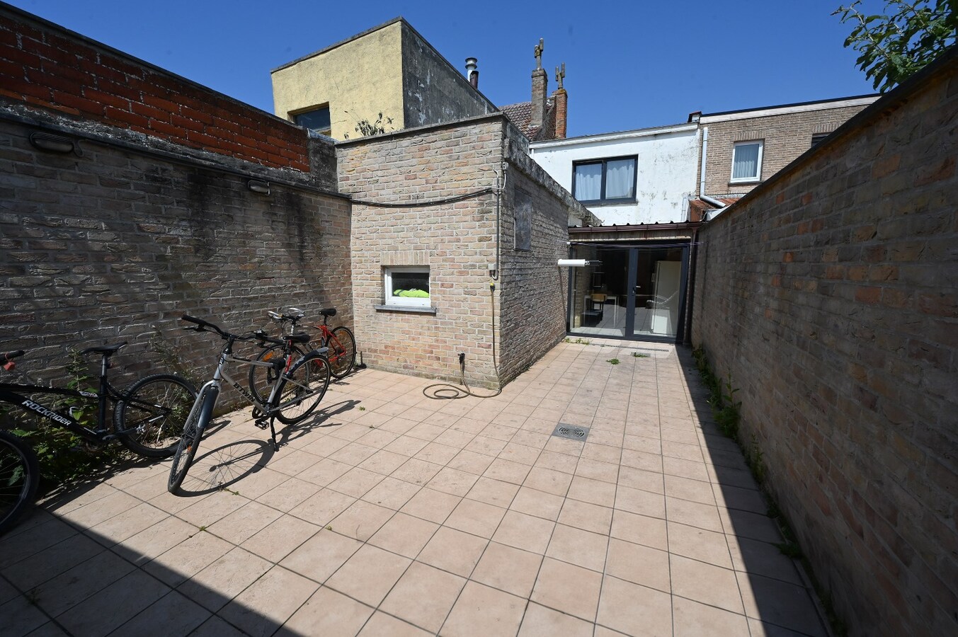 TE RENOVEREN STADSWONING MET ZONNIGE TUIN OP TOPLIGGING 